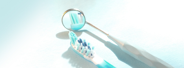 Zahnarztbesteck - Zahnbürste - Spiegel